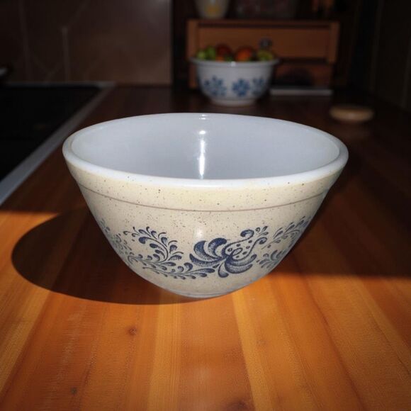 Vintage PYREX Homestead Cinderella 1.5PT Bowl - Picture 1 of 6